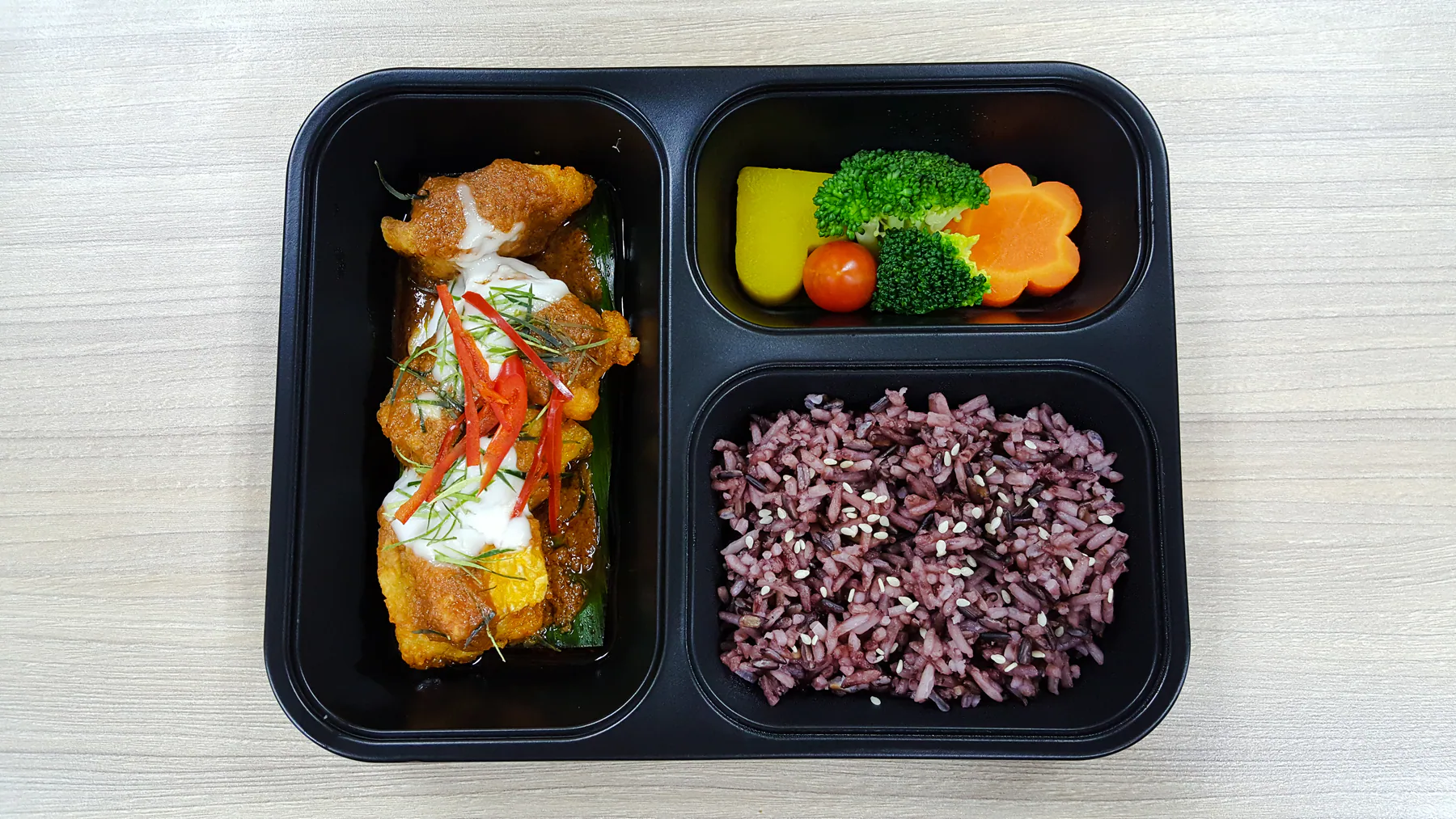 잡곡밥과 메인 요리, 채소를 담은 단체 도시락