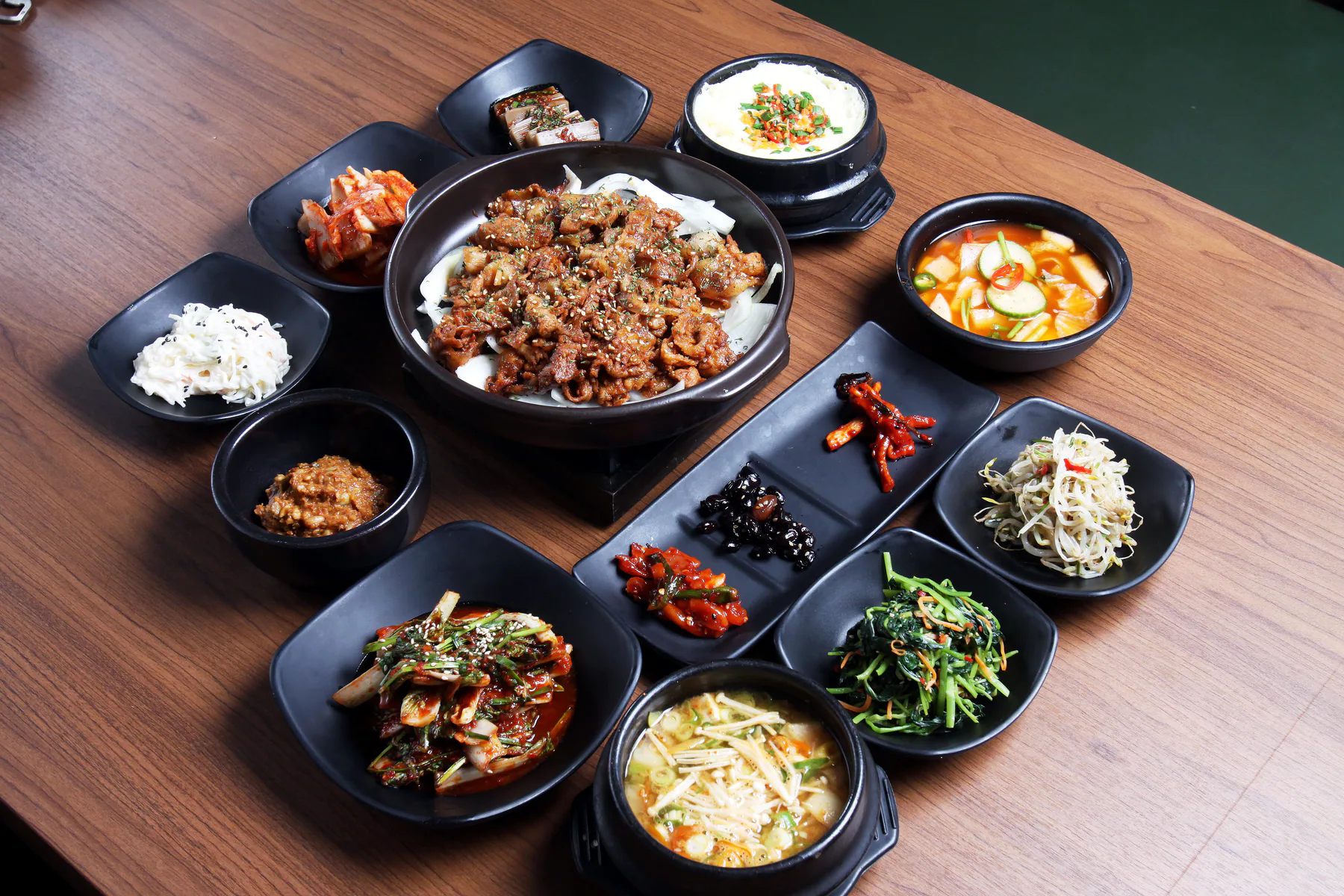 고기 요리와 찌개, 여러 반찬으로 구성한 한식 상차림