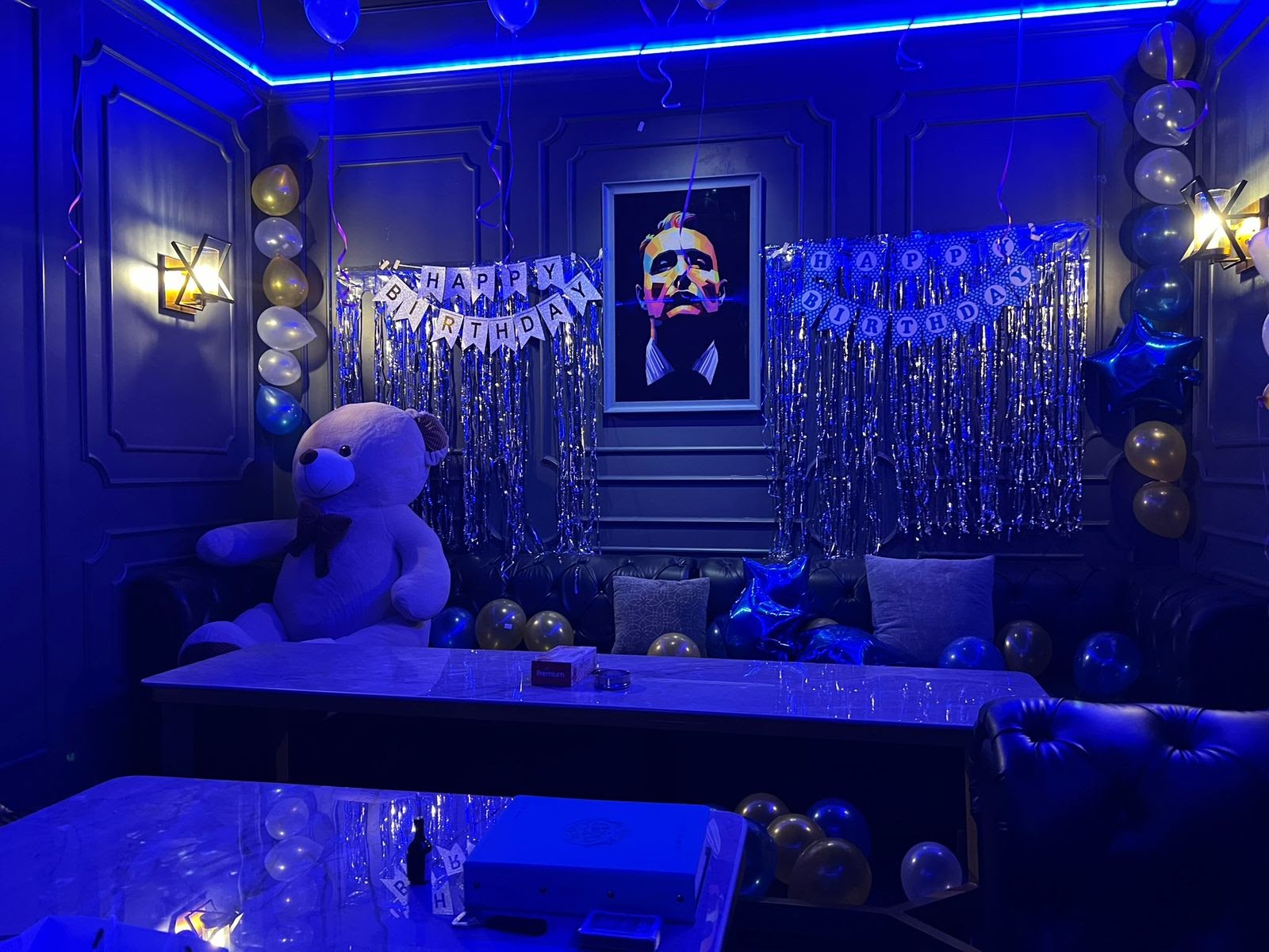 푸른 조명과 소파를 갖춘 SHINSA KARAOKE 실내